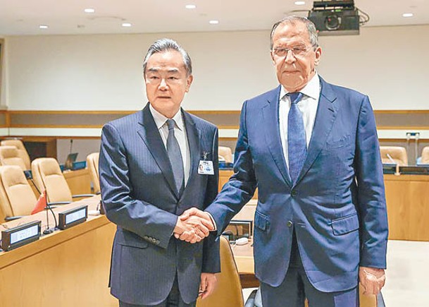 王毅（左）與拉夫羅夫（右）在聯合國大會期間會晤。
