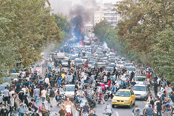 德黑蘭示威者聚集叫口號。