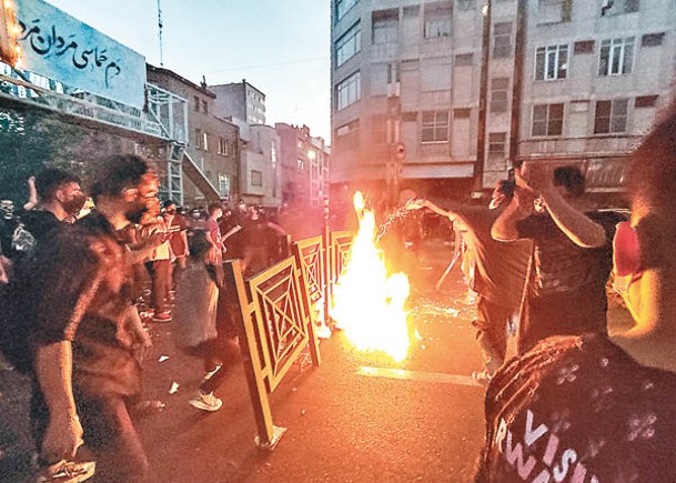 示威者在德黑蘭街頭縱火。