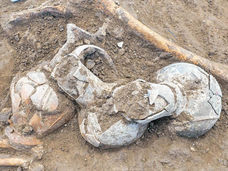 考古人員在陶器發現鴉片殘留物。
