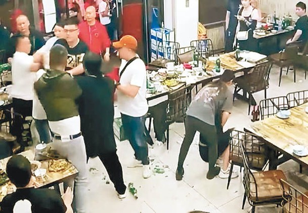 兩批人士在燒烤店內發生衝突。