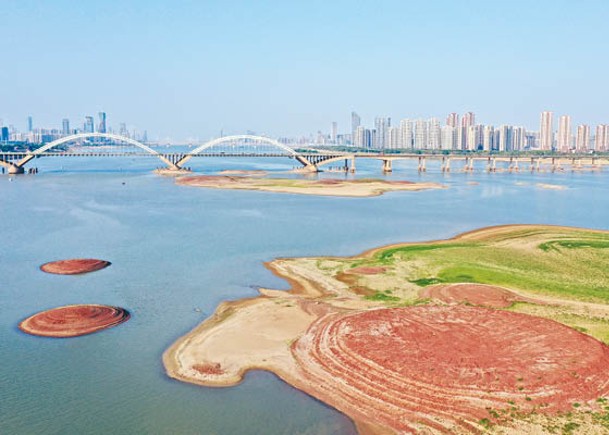 贛江南昌河段維持低水位。（中新社圖片）