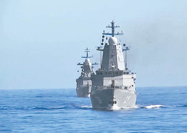 中俄軍艦組成編隊巡航太平洋。