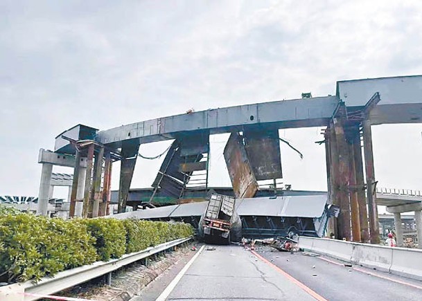 在建高架橋坍塌，砸毀一輛貨車。