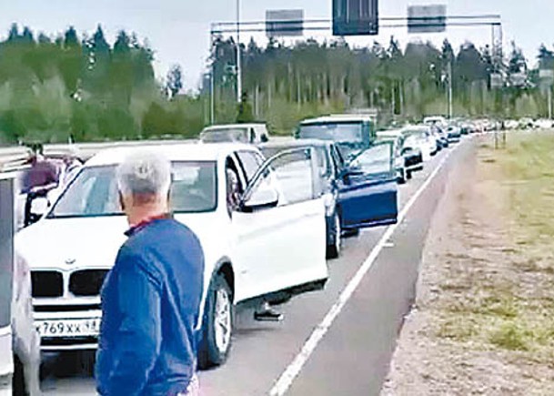 俄羅斯接壤芬蘭的邊境出現車龍。