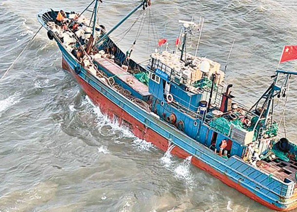 漁船擱淺遇險。