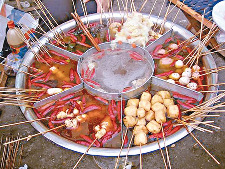 四川有串串香店被揭回收火鍋鍋底中油，提煉老油。