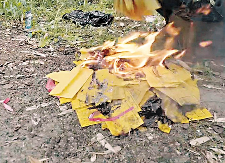 江西一對母子因燒紙錢而導致垃圾站起火。