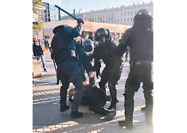 聖彼得堡警員毆打示威者。