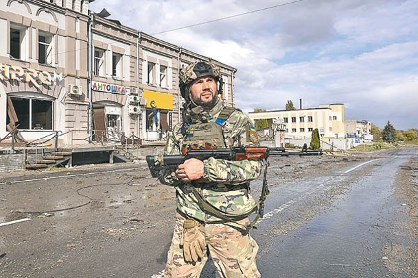 烏克蘭士兵在庫皮揚斯克巡邏。