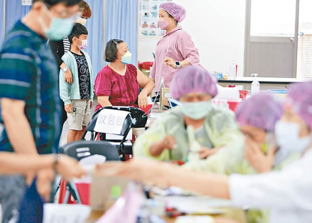 台北市一個接種站，大批民眾預約接種疫苗。（中時電子報圖片）
