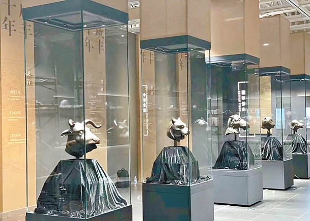 上海市閔行區博物館展出多件青銅獸首。