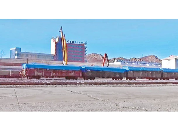 中朝貨運列車裝載大量用品。