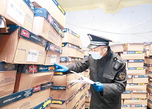 警方去年對進口冷鏈食品儲存庫進行督查。