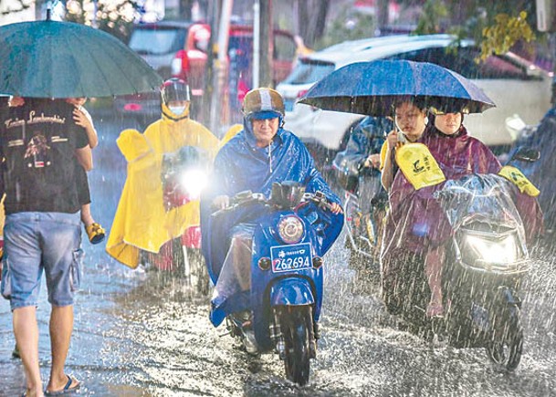 颱風奧鹿吹襲  海口暴雨涉水行