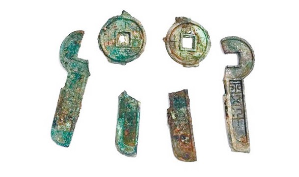出土遺物包括一刀平五千古銅幣。