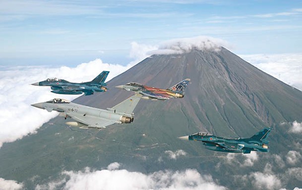 日本F2戰機（左及右）與德國颱風戰機（中）組成編隊飛行。