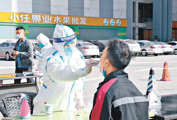 寧夏自治區對重點人群展開核酸檢測。（中新社圖片）