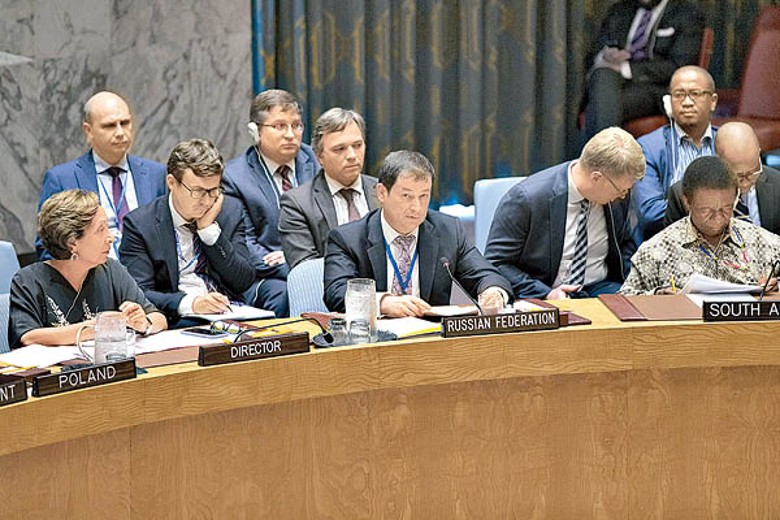 波利揚斯基（中）在聯合國安理會會議上發言。