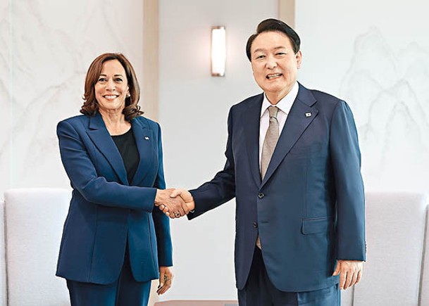 賀錦麗（左）與尹錫悅（右）握手。（Getty Images圖片）