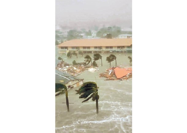伊恩在佛羅里達州引起風暴潮。