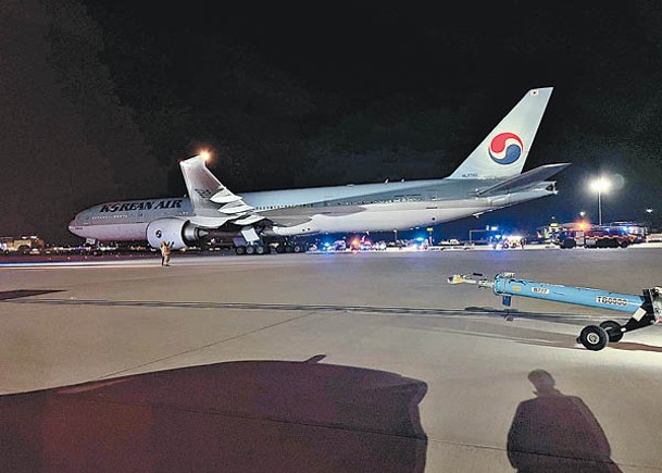 大韓航空客機事發後停在跑道上。