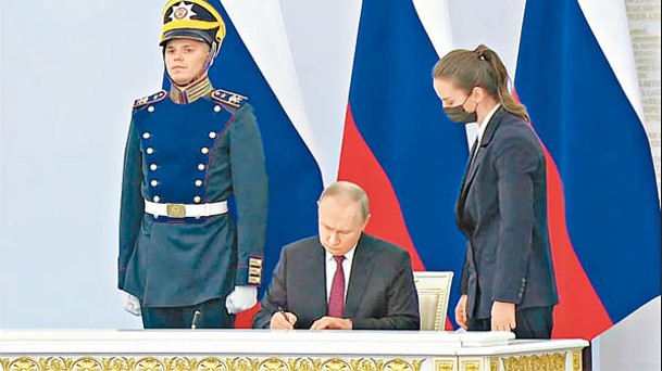 普京在條約上簽字。