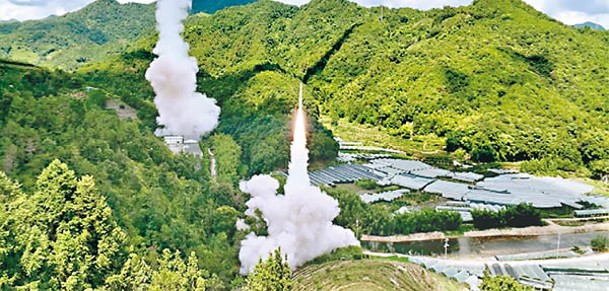 大陸解放軍針對台灣發射東風系列彈道導彈。