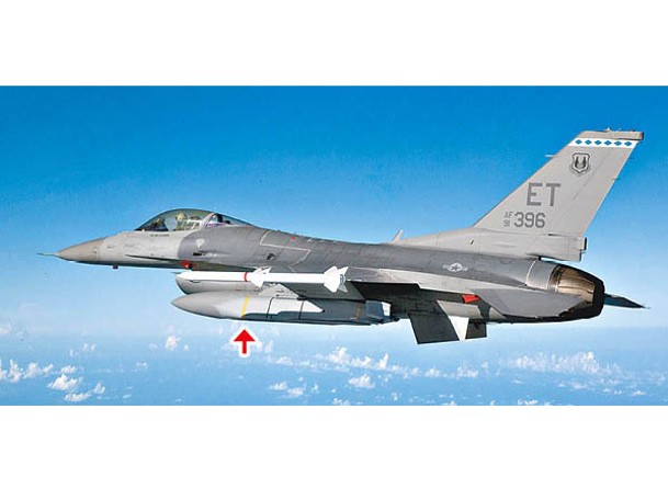 F16戰機掛載AGM158聯合空對地距外導彈（箭嘴示）。