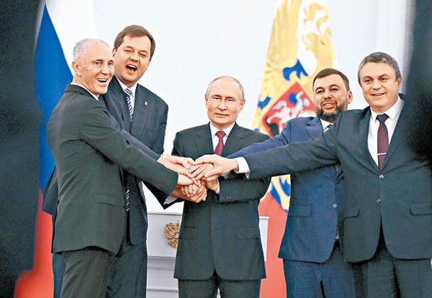 普京（中）與烏克蘭入俄地區領袖握手合照。