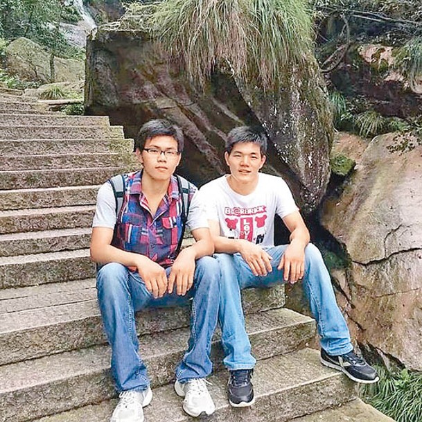 大學時代的何成（右）與弟弟的生活照片。