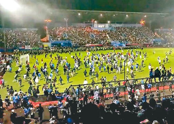 印尼足球賽騷亂人踩人  125死320傷