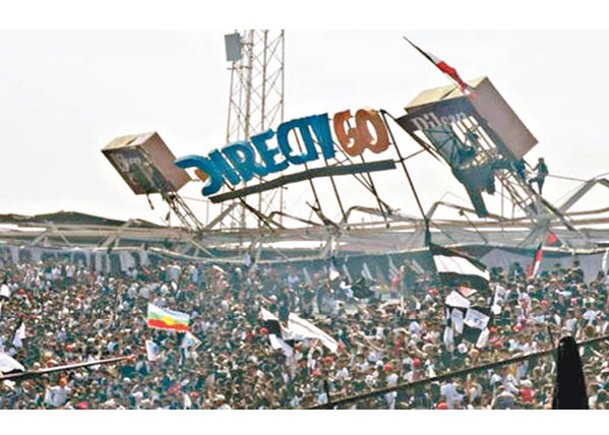 智利球場塌廣告牌  觀眾席14傷