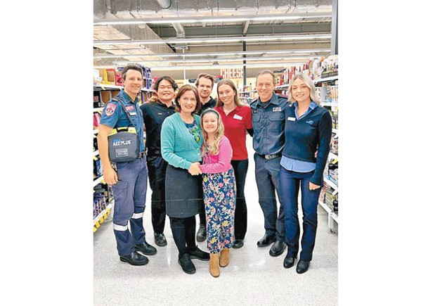 布羅克霍夫（前左）與女兒（前右）向超市員工及救護員們道謝。