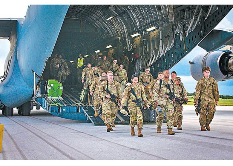 陸軍士兵乘坐運輸機由夏威夷州抵達關島。