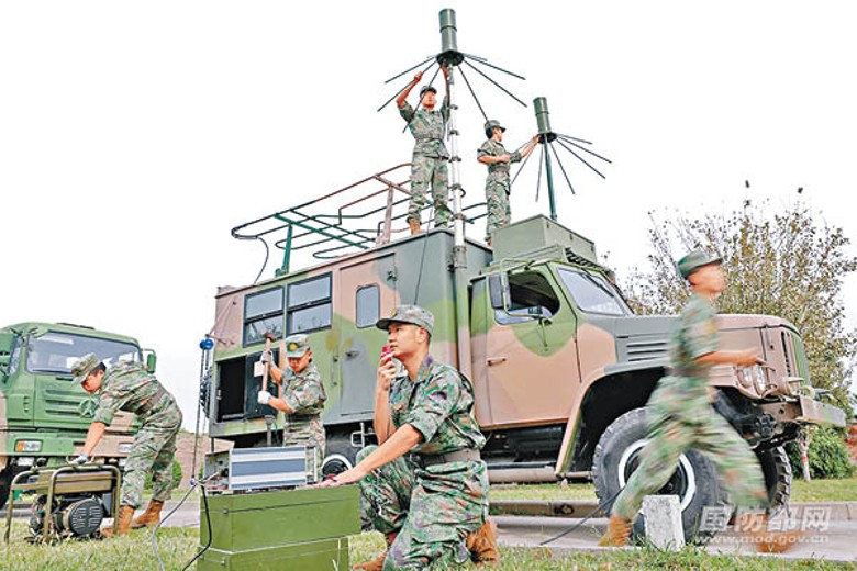 解放軍戰略支援部隊官兵參加應急處突訓練。
