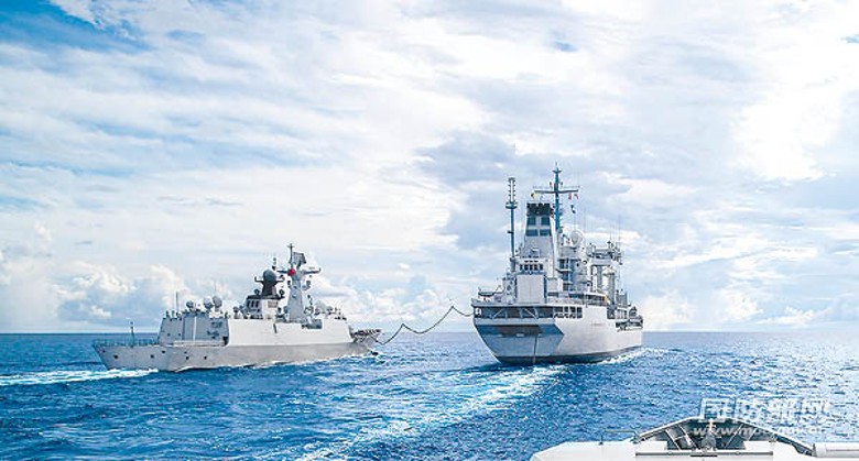解放軍南部戰區艦艇在南海展開協同演練。