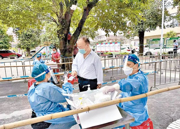 深圳市要求民眾進入場所時需要掃碼。