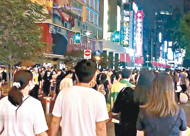 上海市南京路步行街人頭湧湧。
