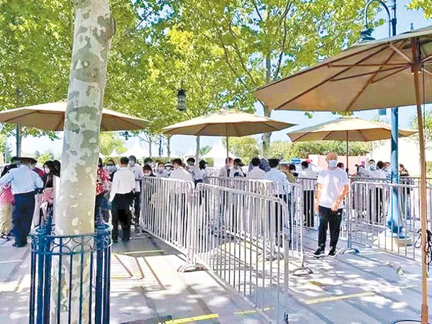 遊客排隊進入迪士尼樂園。