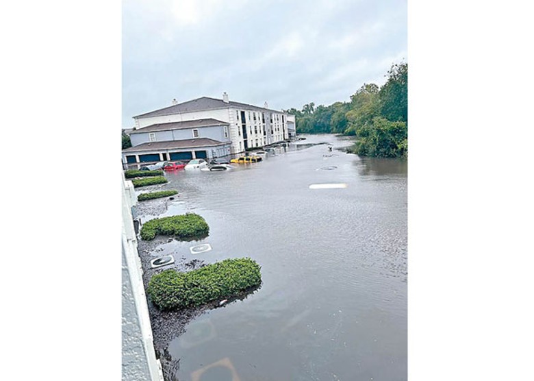 佛羅里達州是重災區，多處嚴重水浸變成澤國。