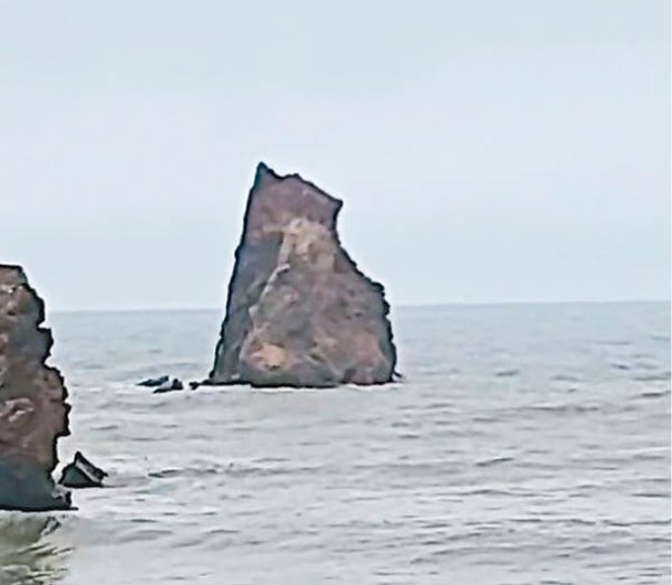 海蝕柱的上半部分突然坍塌。