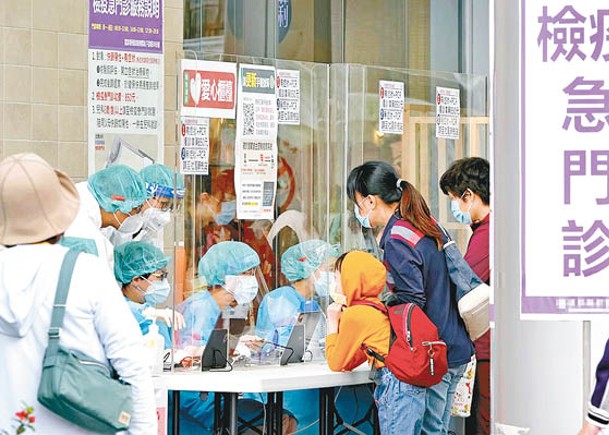 台灣疫情未止，民眾接受檢測。