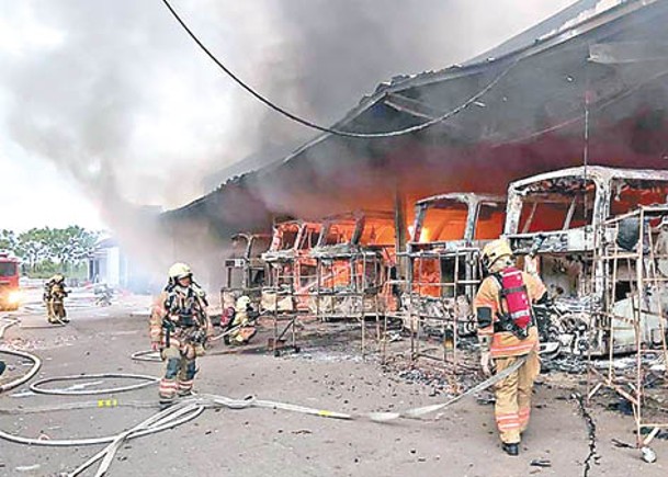 旅巴組裝廠大火  焚毀6新車