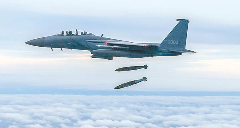 南韓空軍F15K戰機在演習發射聯合直接攻擊彈藥。