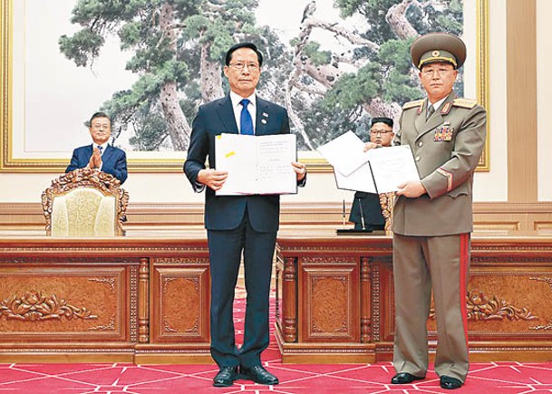 南韓代表（左）與北韓代表（右）簽署「9.19」軍事協議。