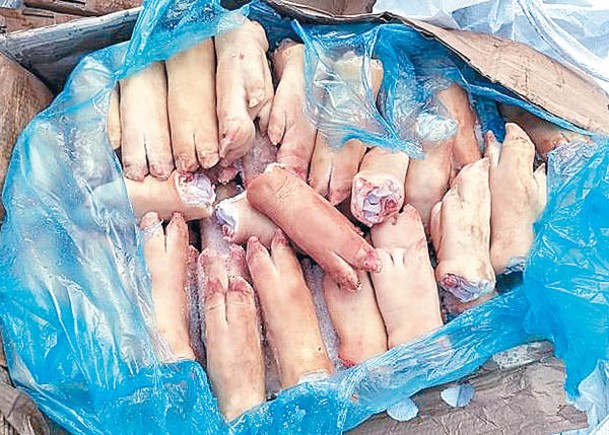 執法人員檢獲大批走私凍肉。