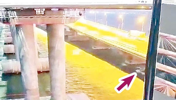 閉路電視疑似拍到爆炸前通過橋下的船隻（箭嘴示）。