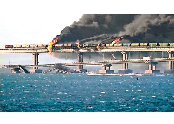 油罐列車被爆炸波及起火，部分公路橋段倒塌。