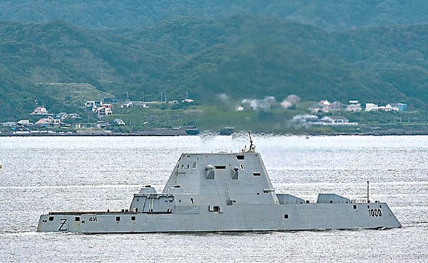 美國隱形驅逐艦朱姆沃爾特號駛離橫須賀基地。